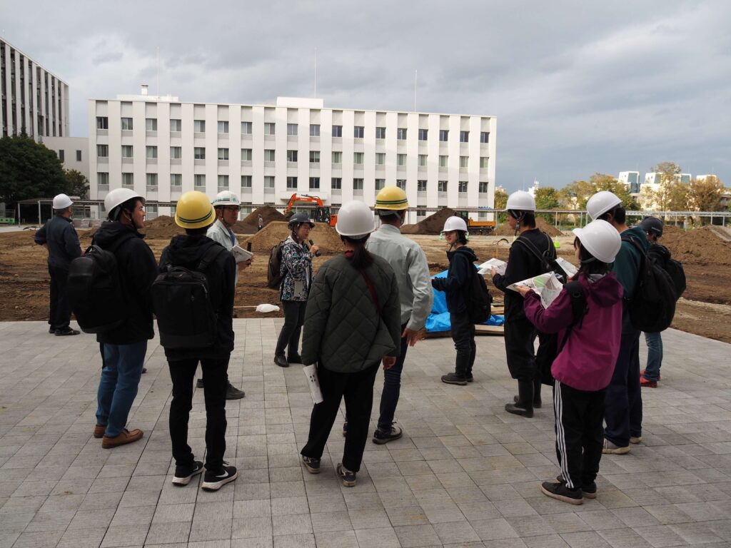 農学部の学生が「札幌北キャンパス屋外パブリックスペース」の整備工事現場を見学