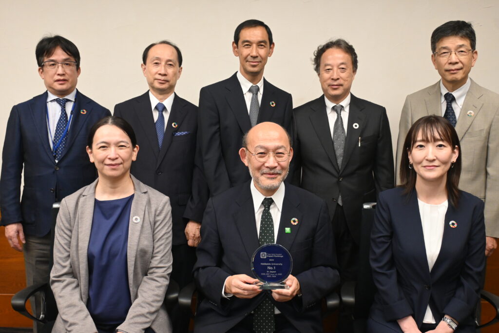 THEインパクトランキング5年連続国内1位を称える楯を拝受