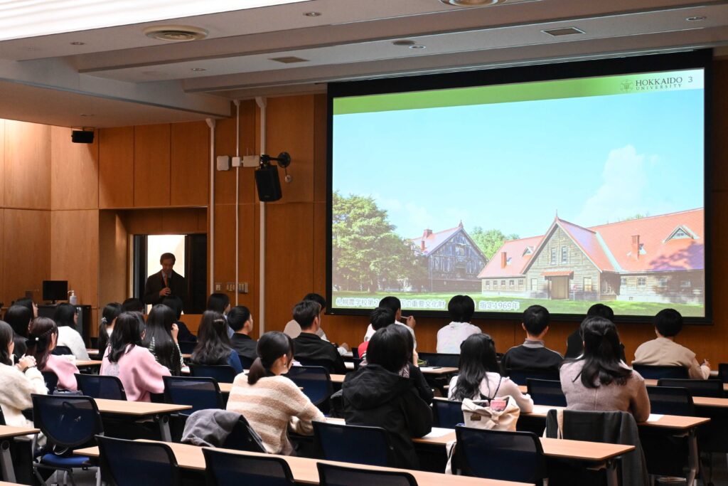 広島大学附属高等学校の修学旅行生が来学し、模擬授業「ウェディングケーキと言えば、SDGs！？」を受講しました